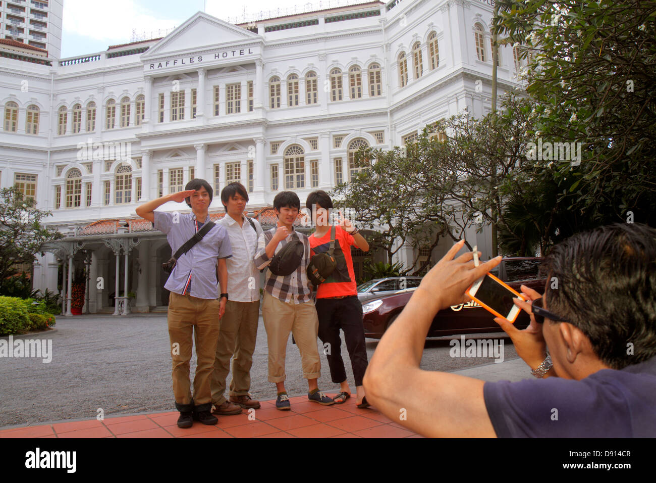 Singapore,Raffles,hôtel hôtels hébergement inn motel motels,avant,entrée,historicAsian,asiatique adultes homme hommes,pose,pose,appareil photo,numérique,prise Banque D'Images