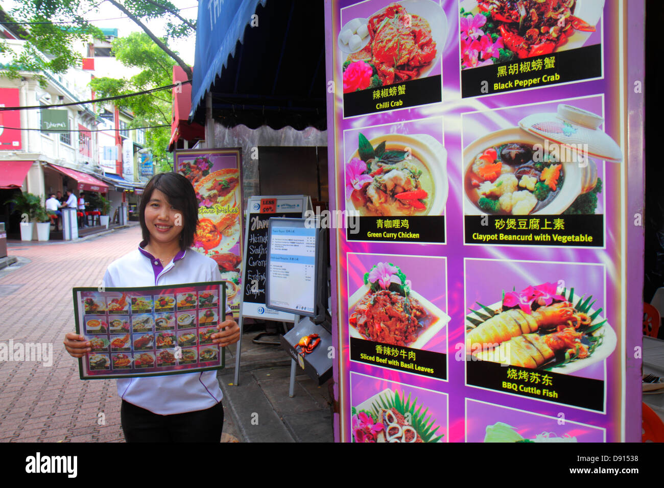 Singapour,Singapore River,Boat Quay,restaurant restaurants restaurants repas café cafés,hanzi,personnages,chinois,menu,femme asiatique femme femme,hôtesse,serveuse Banque D'Images