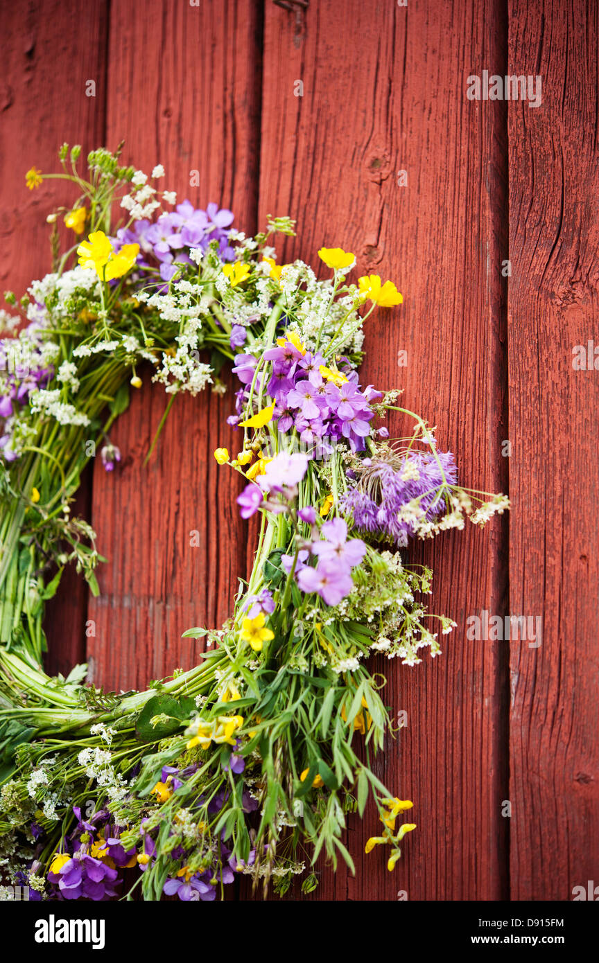 Guirlande de fleurs sur le mur en bois Banque D'Images