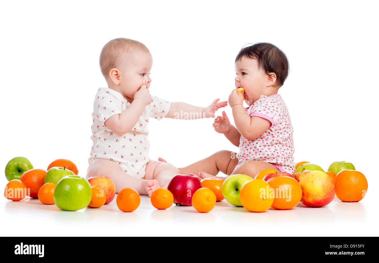 Les bébés manger des fruits Banque D'Images
