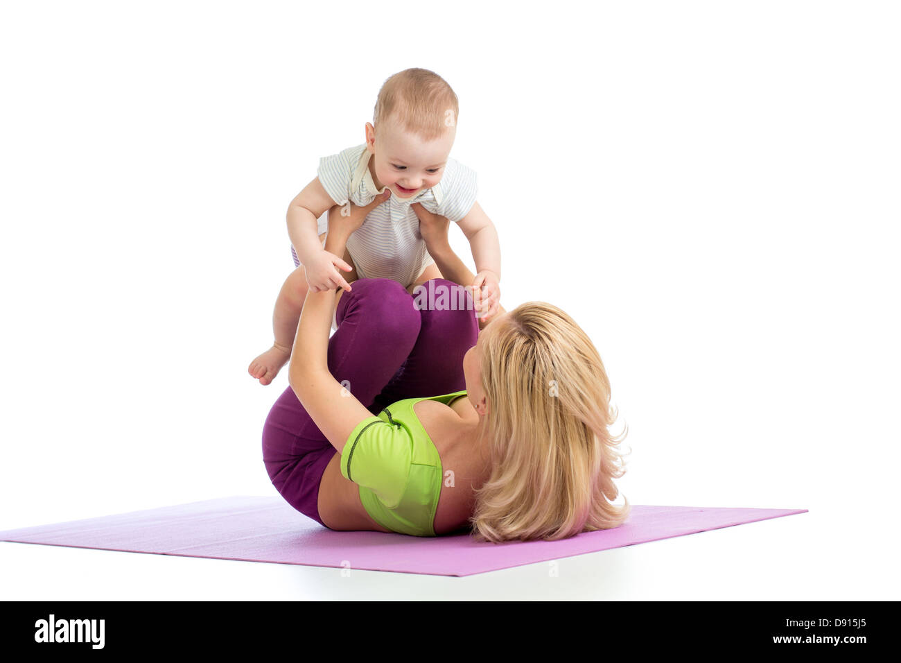 Mère avec bébé faisant de la gymnastique et des exercices de remise en forme Banque D'Images