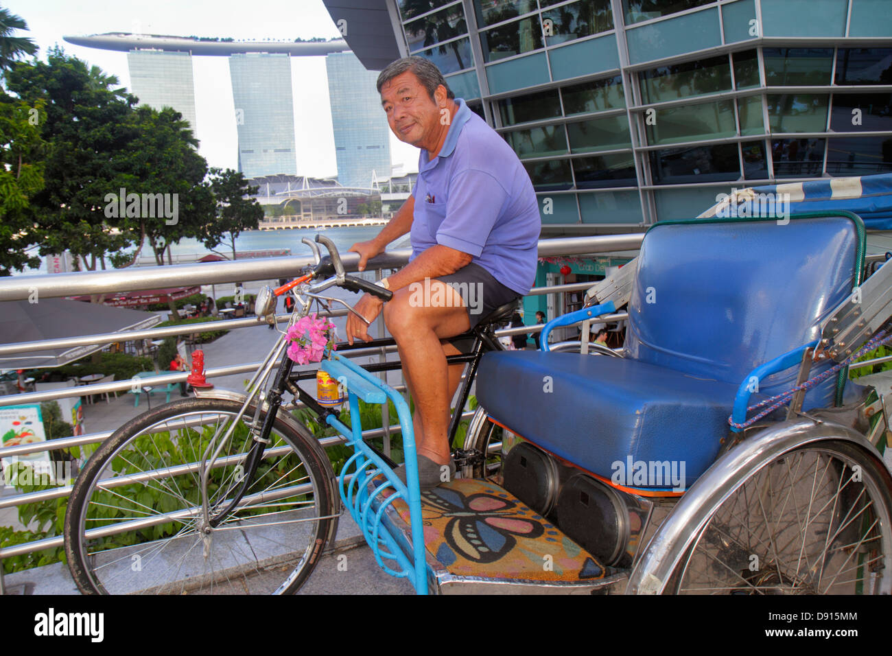 Singapore Singapore River, Marina Bay, One Fullerton, homme asiatique hommes, Marina Bay Sands Integrated Resort, Skybridge, vélo taxi, pédicab, vélo pousse-pousse, Banque D'Images