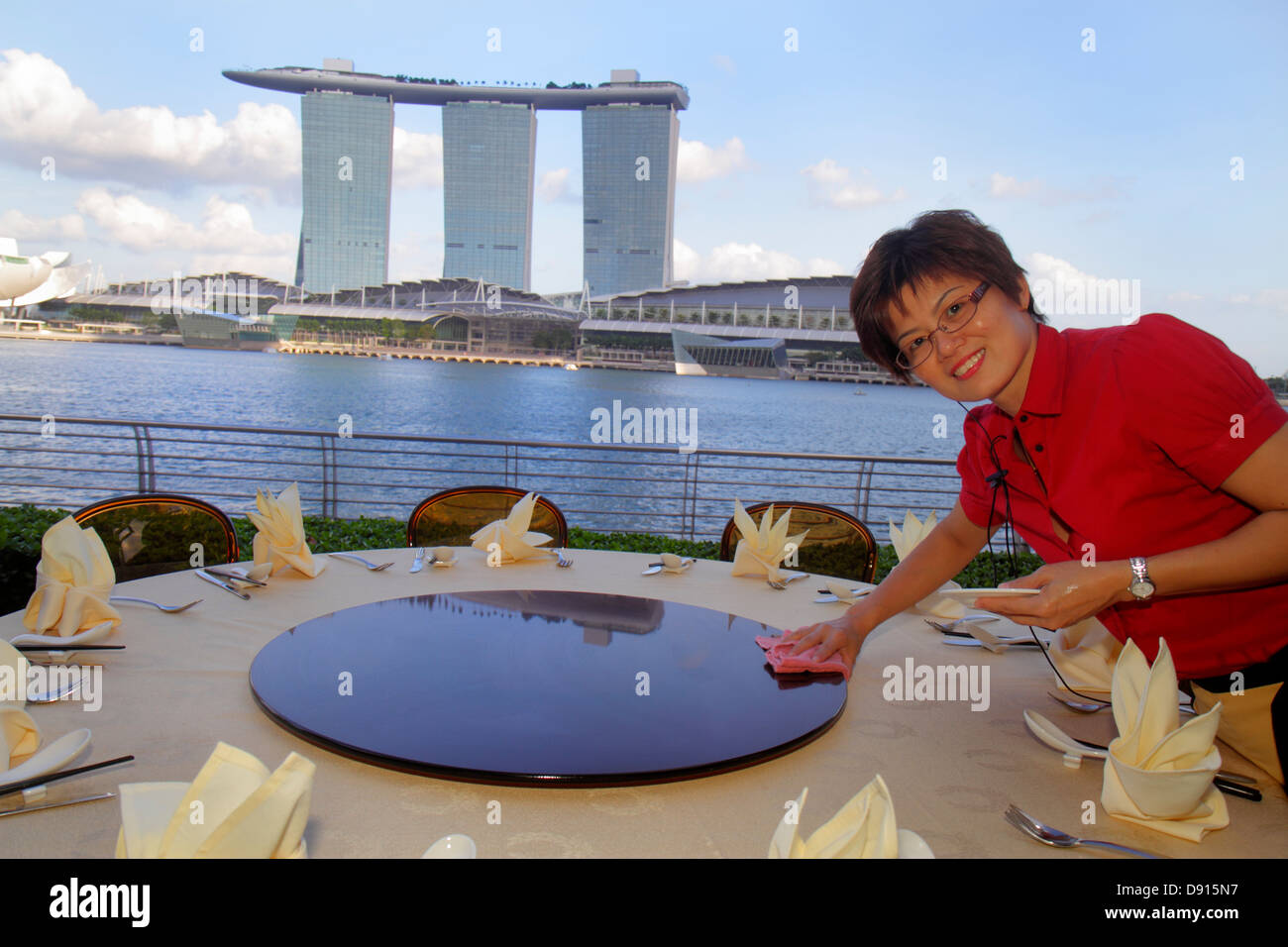 Singapour, Singapore River, Marina Bay, One Fullerton, femme asiatique femmes, restaurant restaurants repas café cafés, terrasse extérieure trottoir à l'extérieur Banque D'Images