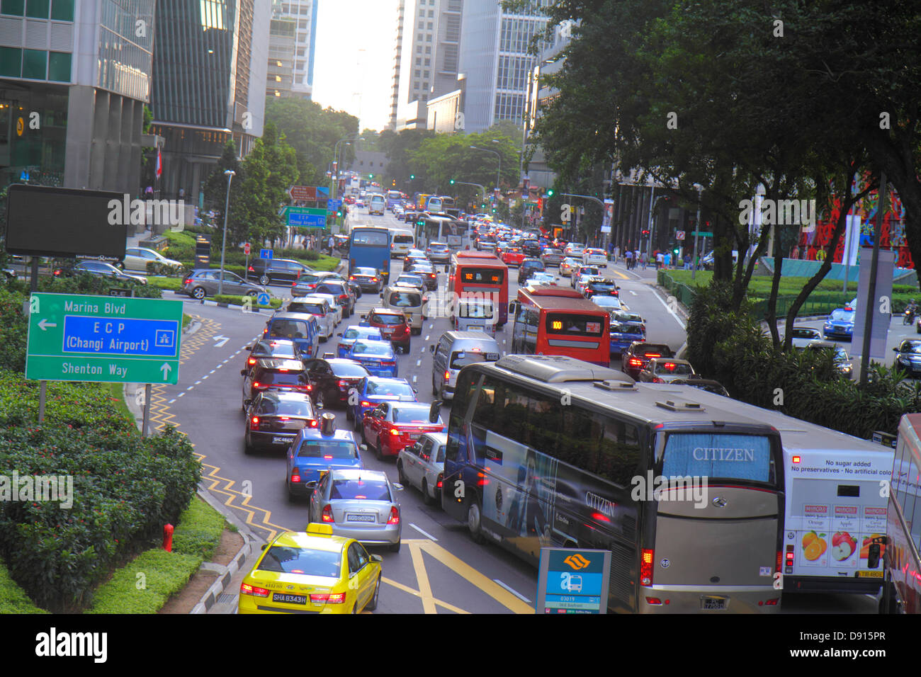 Singapore Collyer Quay,trafic,voitures,automobiles,bus,cars,centre-ville,Sing13052020 Banque D'Images