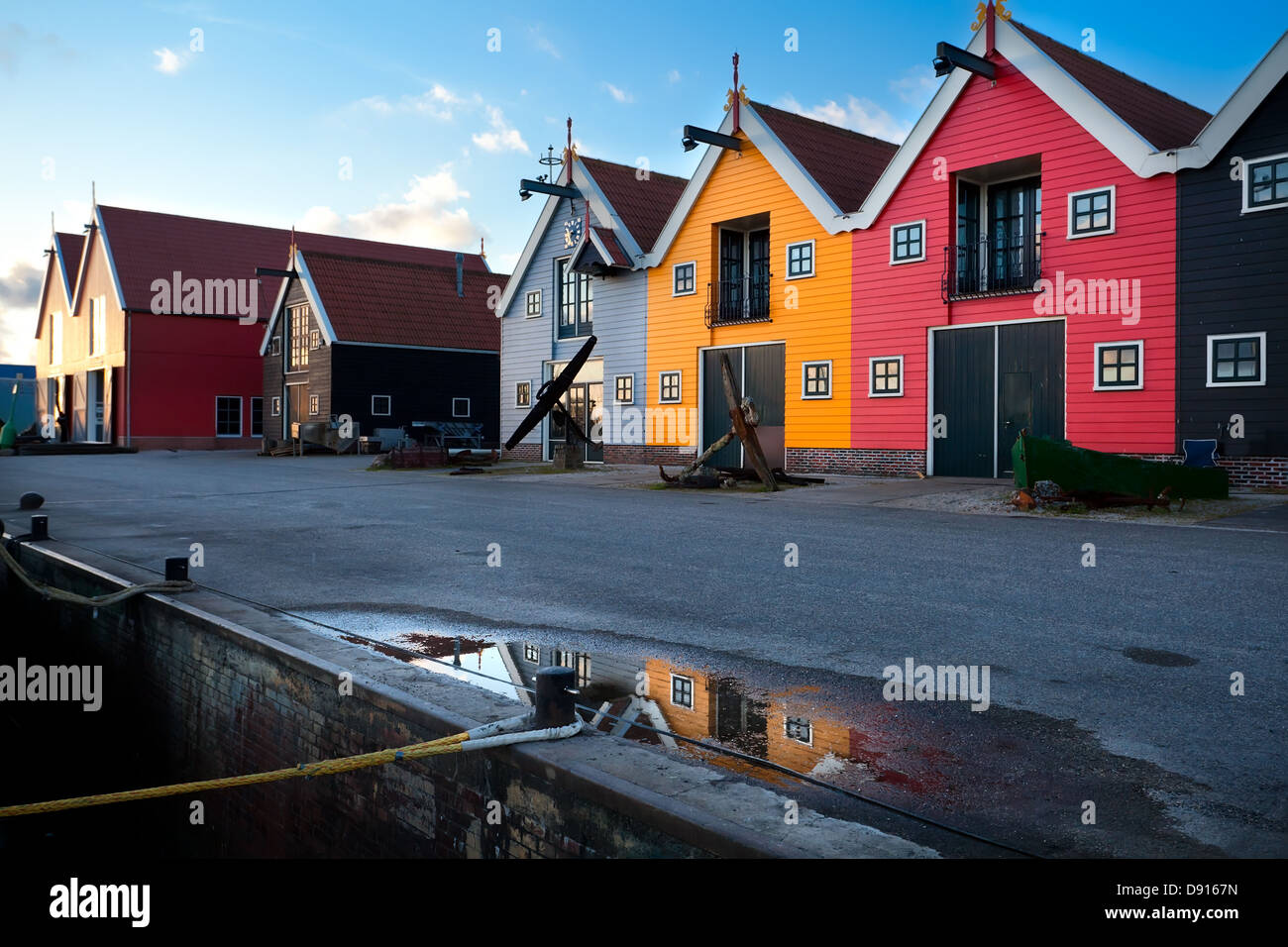 Bâtiment coloré dans village de pêcheurs Zoutkamp, Groningen Banque D'Images