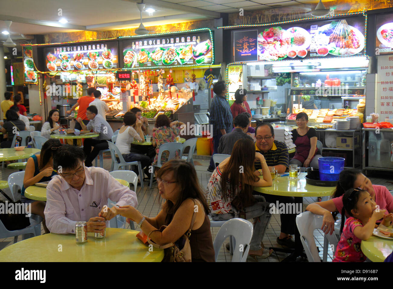 Singapour,Jalan Besar,Lavender Food Center,centre,cour,cuisine asiatique,nourriture,restaurant restaurants repas café cafés,hanzi,personnages,chinois,homme Banque D'Images