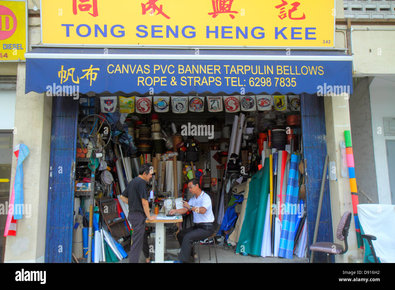Singapore Horne Road,homme asiatique hommes,revêtement vinyle,bâche,toile,petit,rangement,Sing13202013 Banque D'Images