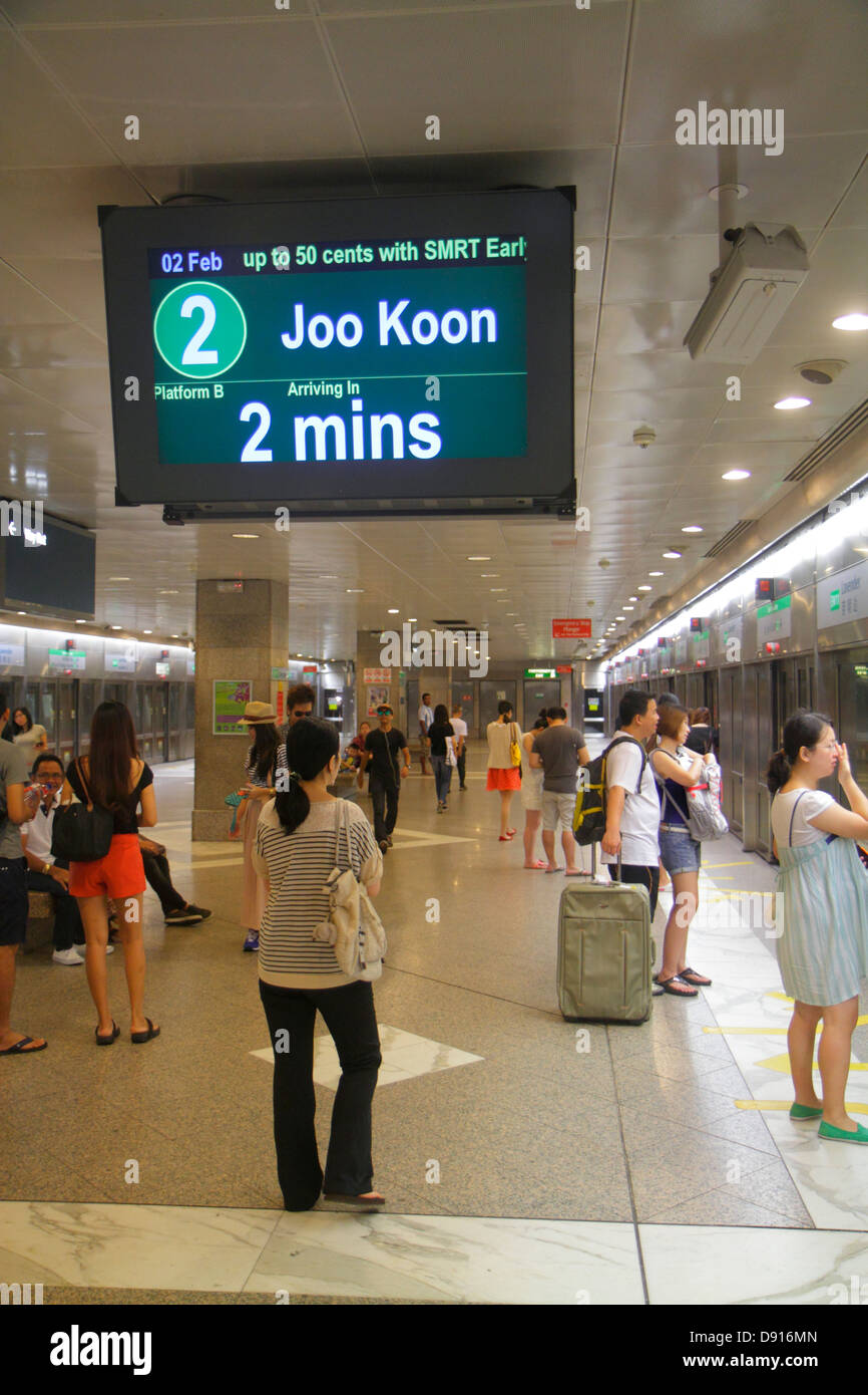 Singapore Lavender MRT Station,East West Line,métro train,plate-forme,femme asiatique femmes,attente,motards,navetteurs,Sing130202023 Banque D'Images