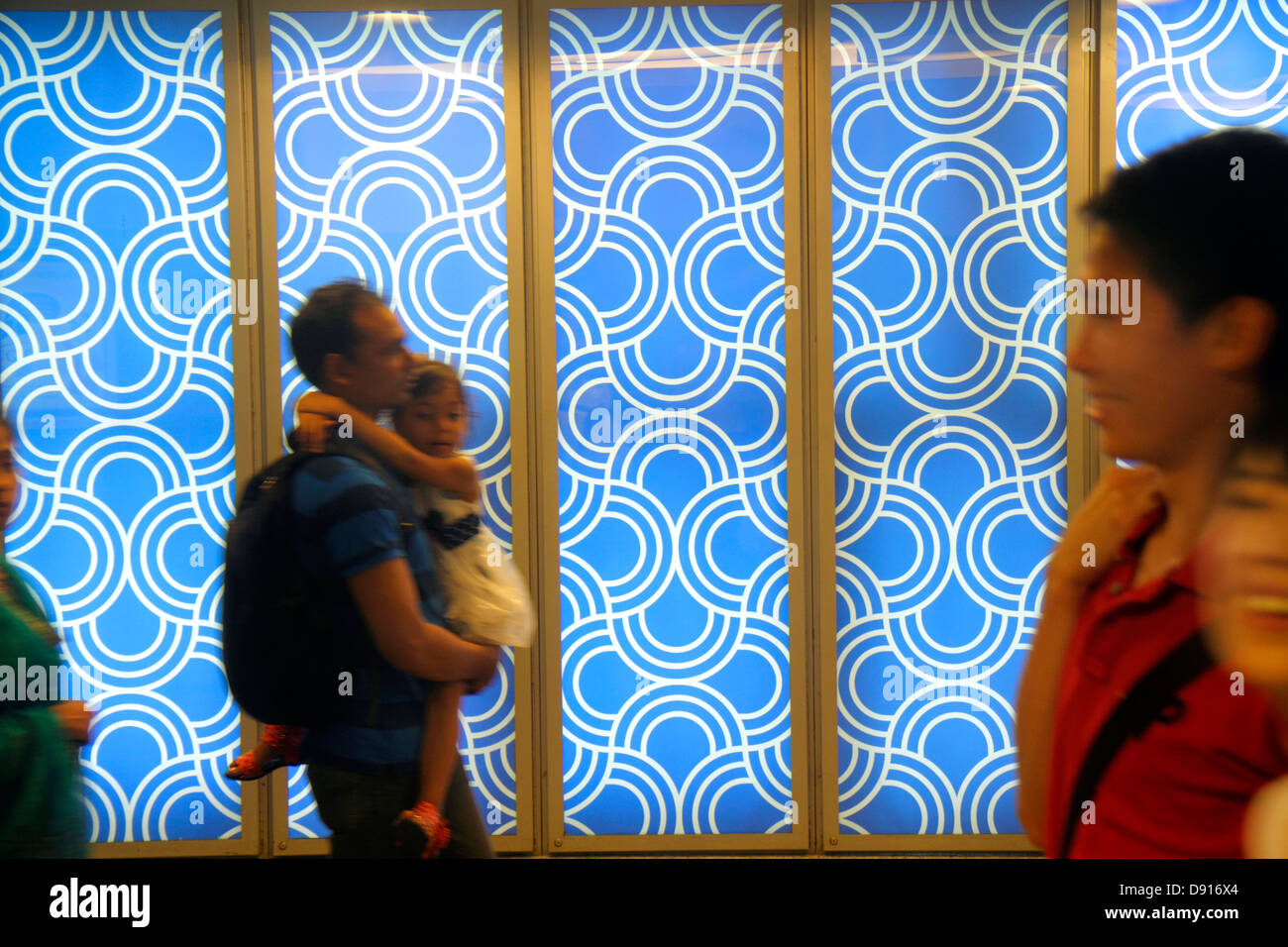 Singapour,Bugis MRT Station,East West Line,Asian Asians ethniquement immigrants minorités,adulte adultes homme hommes,père papa,parent,parents,fille Banque D'Images