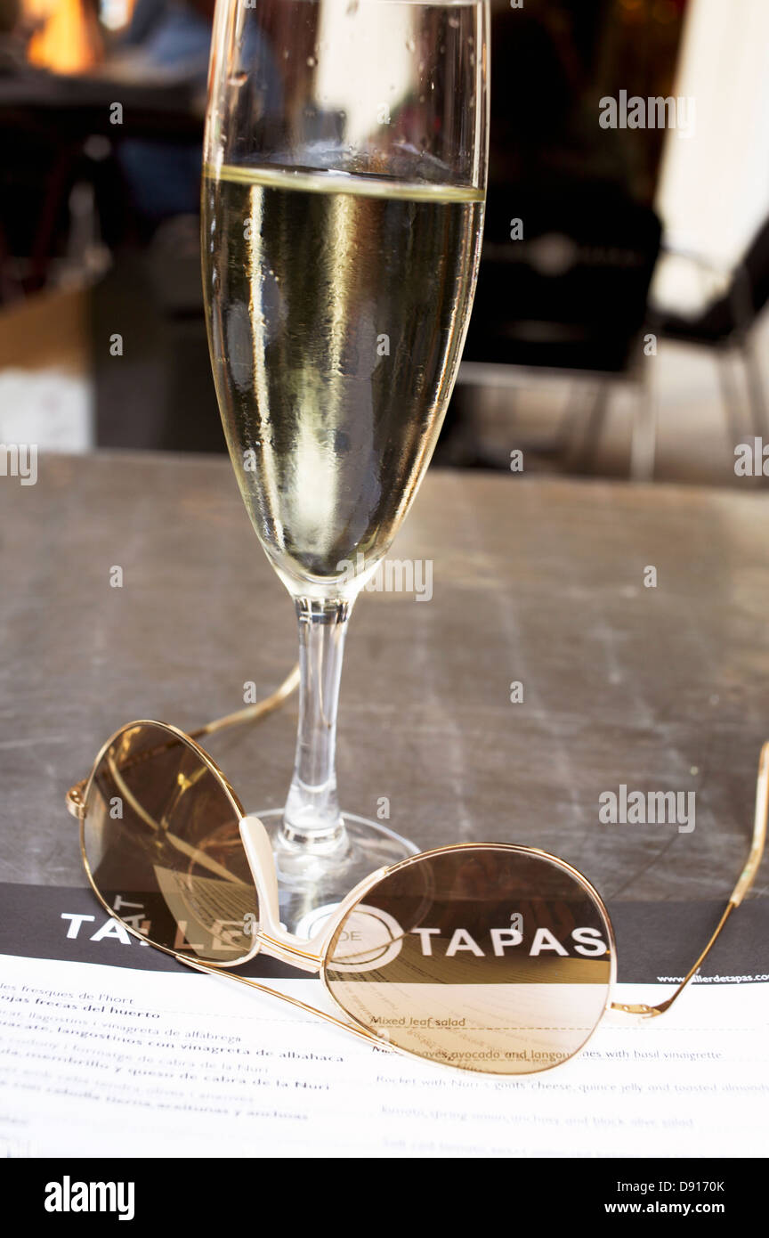 Un verre de champagne et une paire de lunettes, Barcelone, Espagne. Banque D'Images
