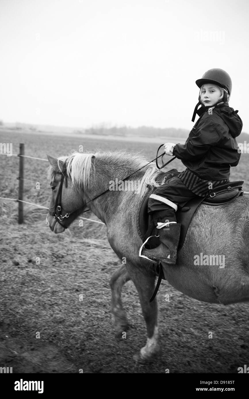 Une fille l'équitation. Banque D'Images