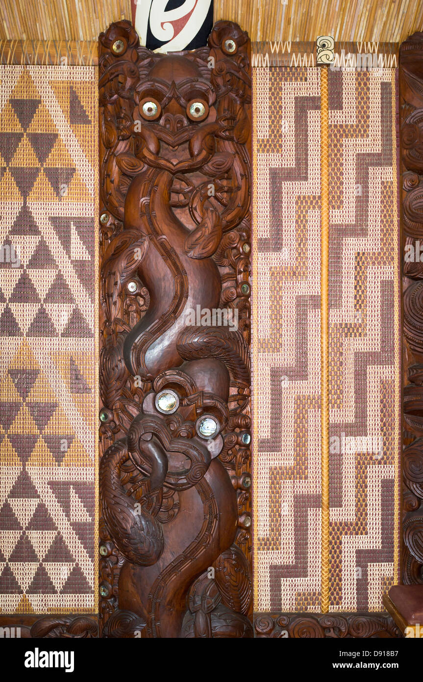 dh Waitangi Traité WAITANGI NOUVELLE-ZÉLANDE Whaar Runanga intérieur Maoris maison de réunion sculptures tribu panneaux sculpture sculpture culture bay îles Banque D'Images