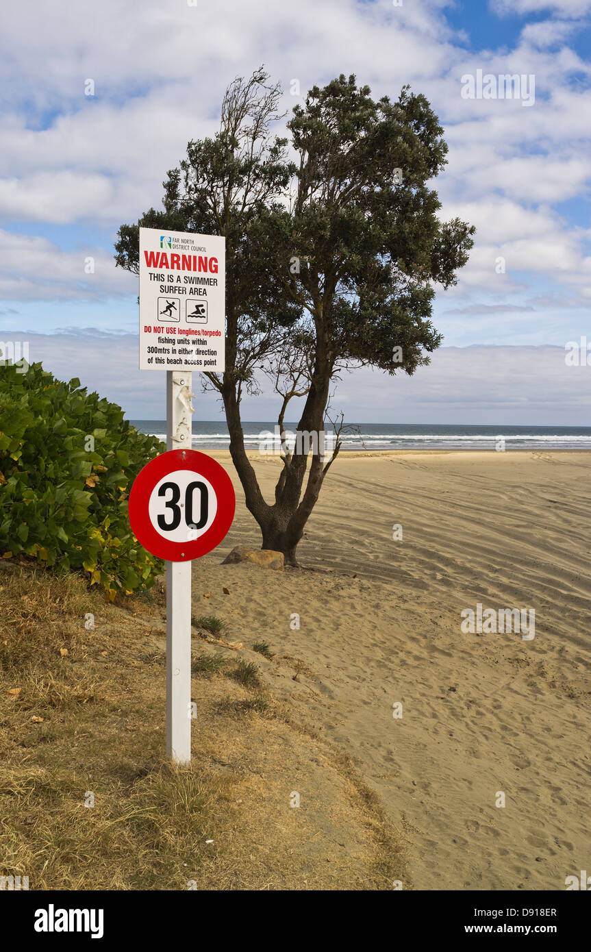 dh Ninety Mile Beach AHIPARA NOUVELLE-ZÉLANDE 30 mph vitesse Limiter la circulation Signpost à l'approche de la plage nz Road panneau 90 île du nord Banque D'Images