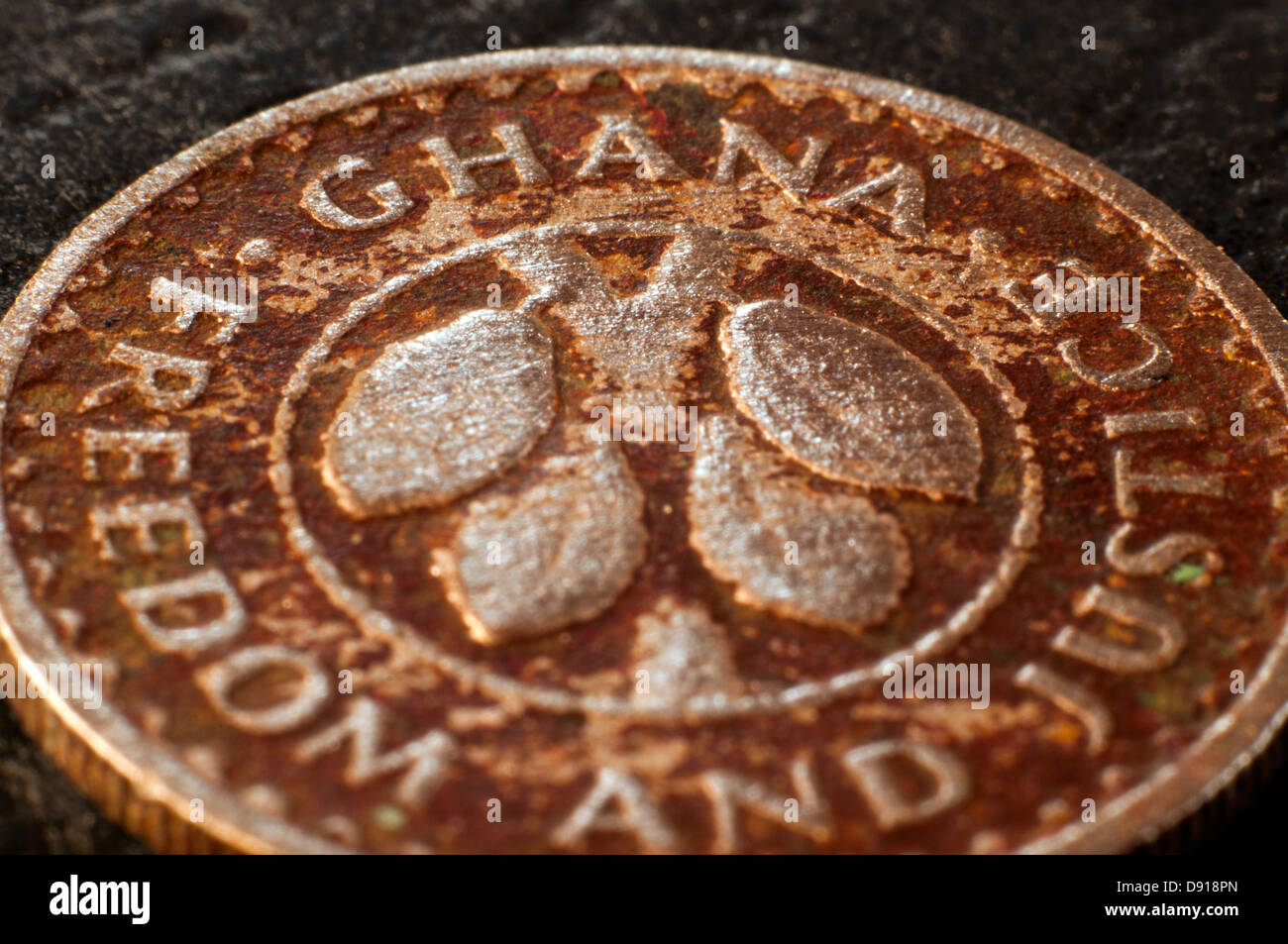 Ancienne pièce de monnaie ghanéenne (Ghana), en studio Banque D'Images