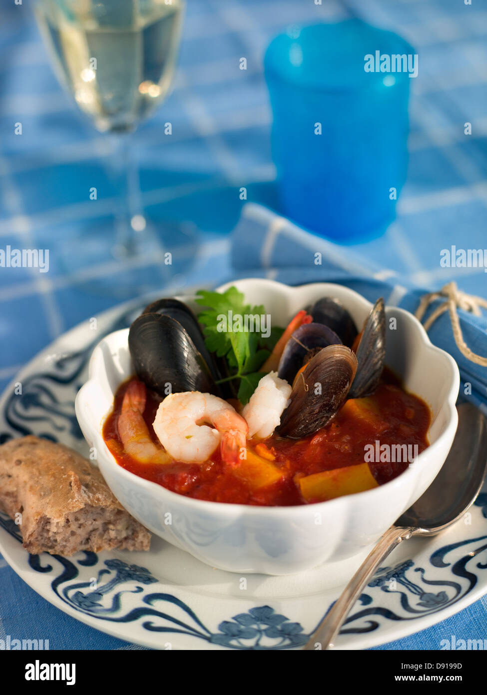 Ragoût de fruits de mer avec du pain et un verre de vin, la Suède. Banque D'Images