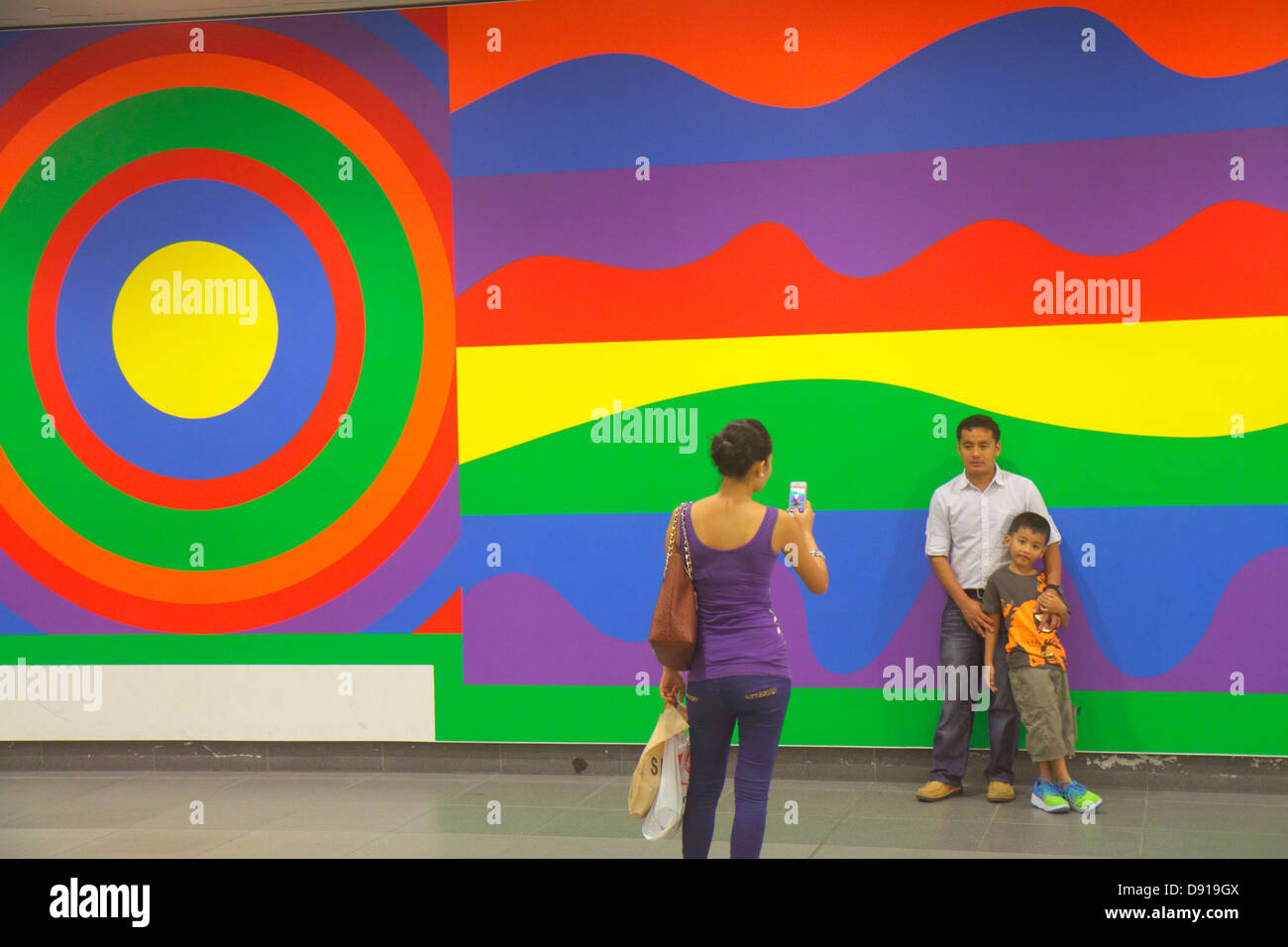 Singapour,Bayfront MRT Station,Circle Line,métro train,Asian man hommes hommes,femme femmes,père,parent,parents,mère,parent,parents,garçon garçons mal Banque D'Images