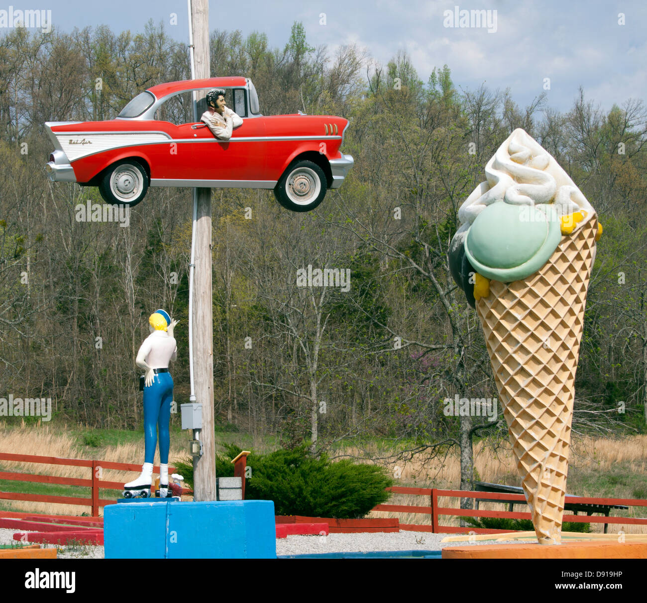 Une statue grandeur nature d'Elvis Presley ajoute une touche rock 'n' roll à un parcours de mini-golf à Cave City, Kentucky, une attraction insolite en bord de route. Banque D'Images