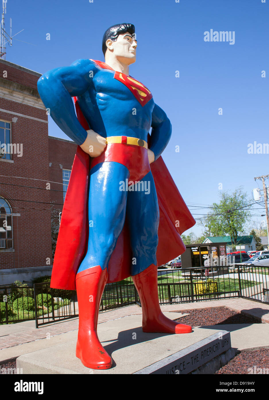 Statue de Superman à Metropolis, Illinois - debout fièrement comme le gardien de bronze du héros de la ville natale dans sa « maison » étoilée. Banque D'Images Statue de Superman à Metropolis, Illinois - debout fièrement comme le gardien de bronze du héros de la ville natale dans sa « maison » étoilée. Banque D'Images