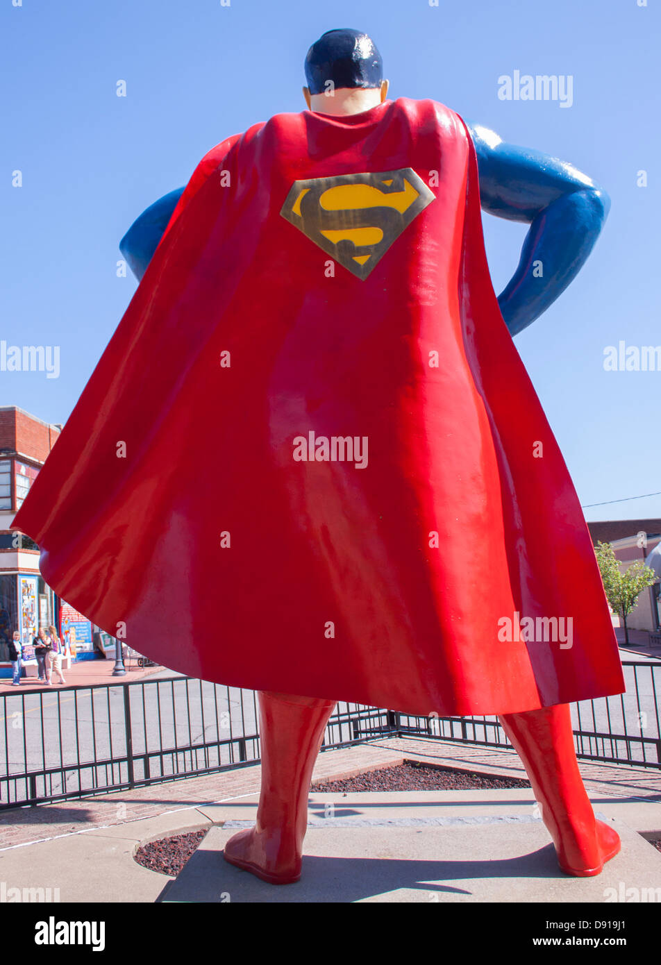 Statue de Superman à Metropolis, Illinois - debout fièrement comme le gardien de bronze du héros de la ville natale dans sa « maison » étoilée. Banque D'Images Statue de Superman à Metropolis, Illinois - debout fièrement comme le gardien de bronze du héros de la ville natale dans sa « maison » étoilée. Banque D'Images