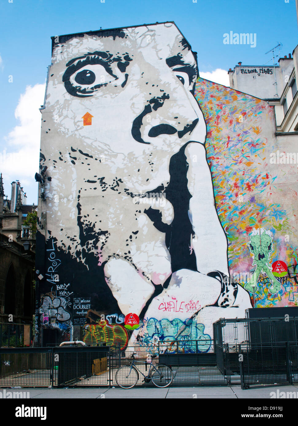 Le graffiti recouvre un mur près du Centre Georges Pompidou à Paris, en France, mettant en valeur la dynamique culture Street art de la ville. Banque D'Images