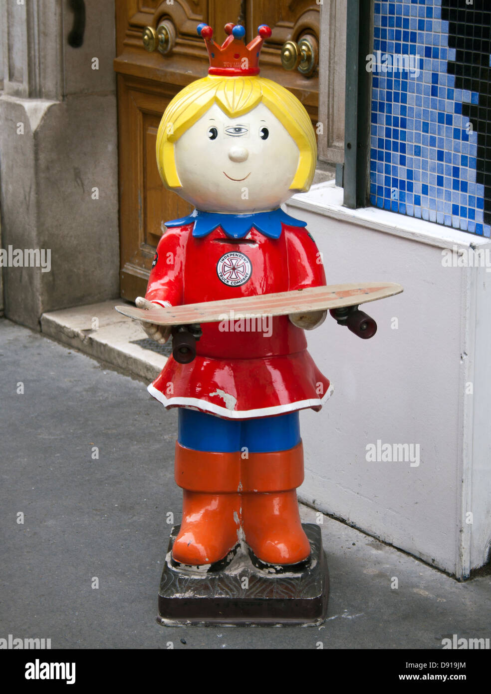 Statue de skateboard princesse devant un magasin à Paris, France, mêlant culture de rue et charme royal fantaisiste dans une exposition artistique. Banque D'Images