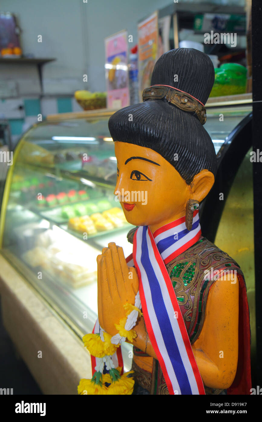 Singapour,Jalan Besar,statue,femme,mains jointes,salutation traditionnelle,wai,salutation,intérieur,boulangerie,les visiteurs voyage visite touristique Banque D'Images
