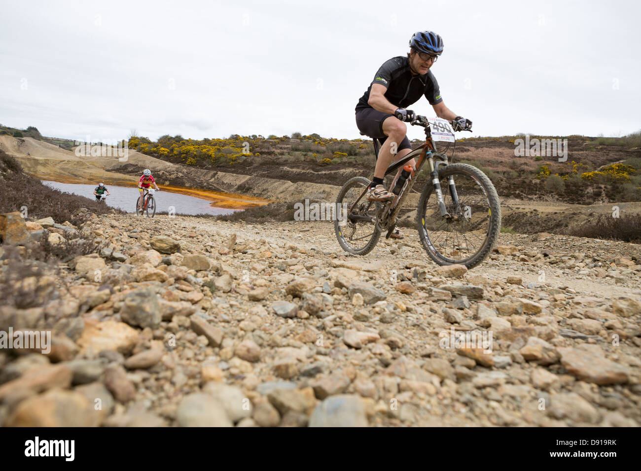 Papule MAYD VALLEY, Redruth, UK. La Ronde 2 de la série XC, vtt cross country. Un lac à l'arrière-plan. Banque D'Images