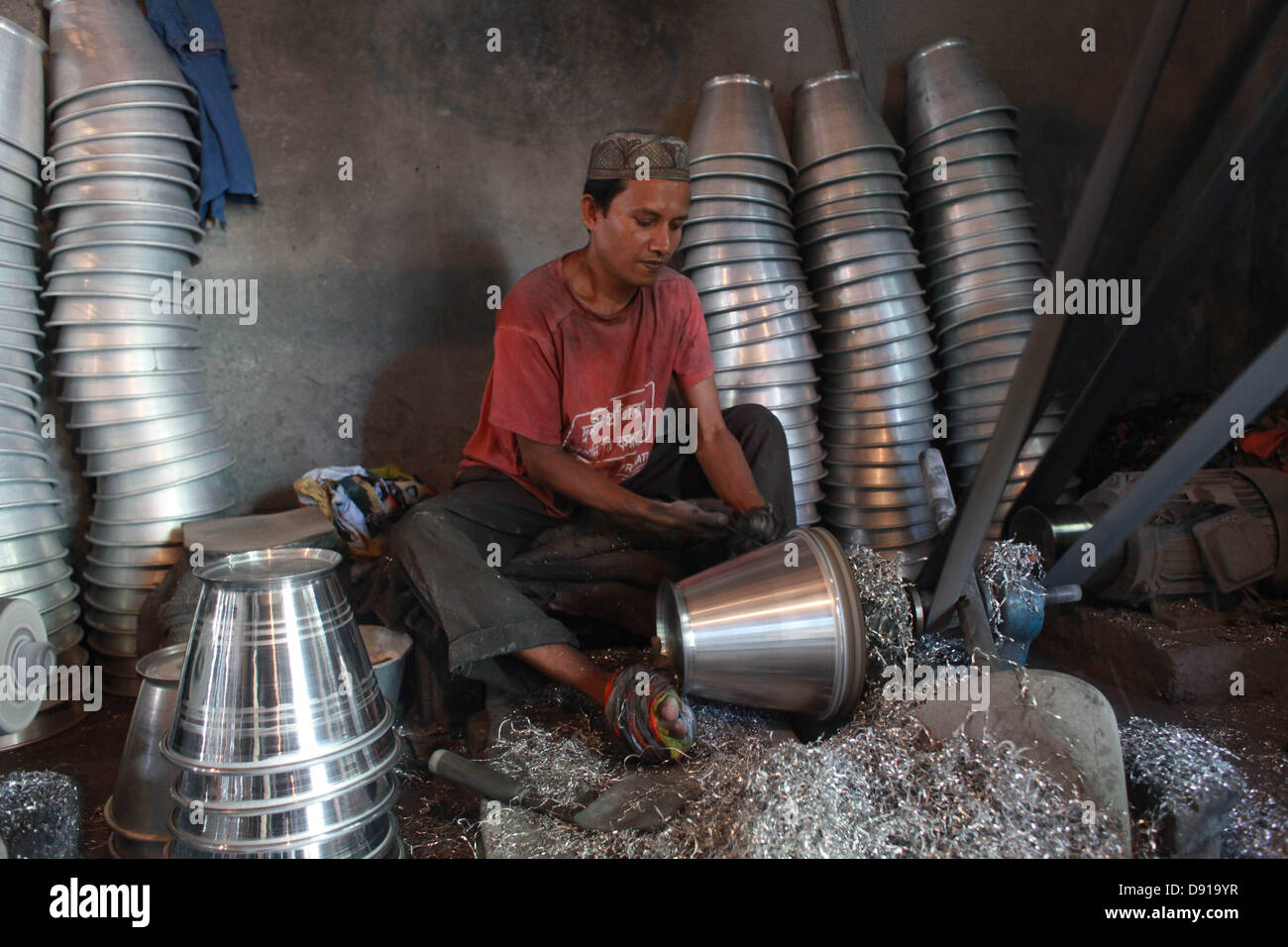 Dhaka, Bangladesh, le 08 juin 2013 ; le Bangladesh travaillent dans un milieu limité dans l'étroit et souvent sans beaucoup de la manière de l'équipement de sécurité. Même ceux qui travaillent dans une usine métallurgique le faire sans gants masques ou de les exposer au risque d'accidents ou de maladies. Banque D'Images