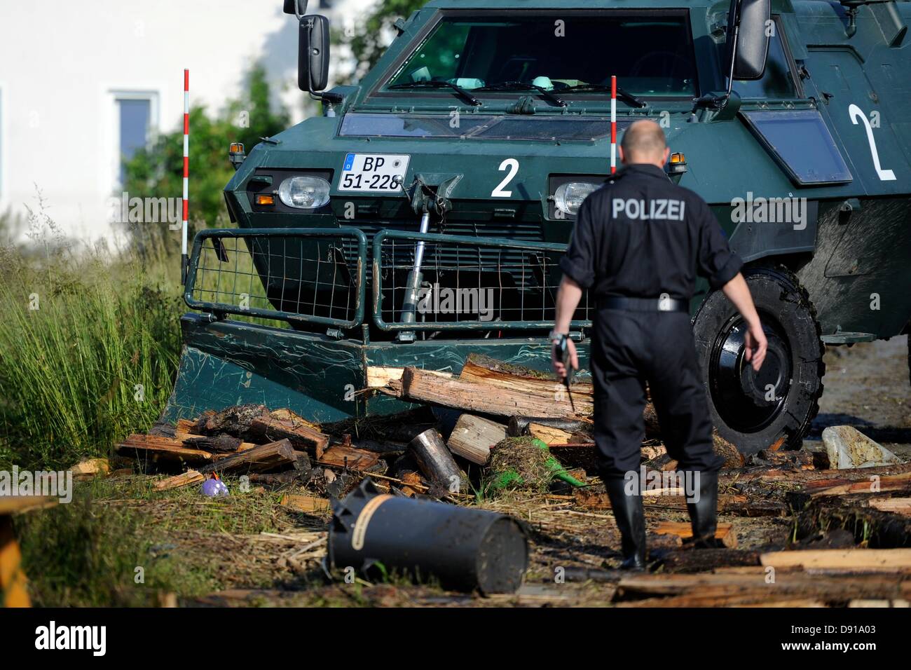 Les forces de police des rues claires d'objets rejetés par les eaux de crue de l'Elbe à Deggendorf, Allemagne, 08 juin 2013. Photo : MARIUS BECKER Banque D'Images