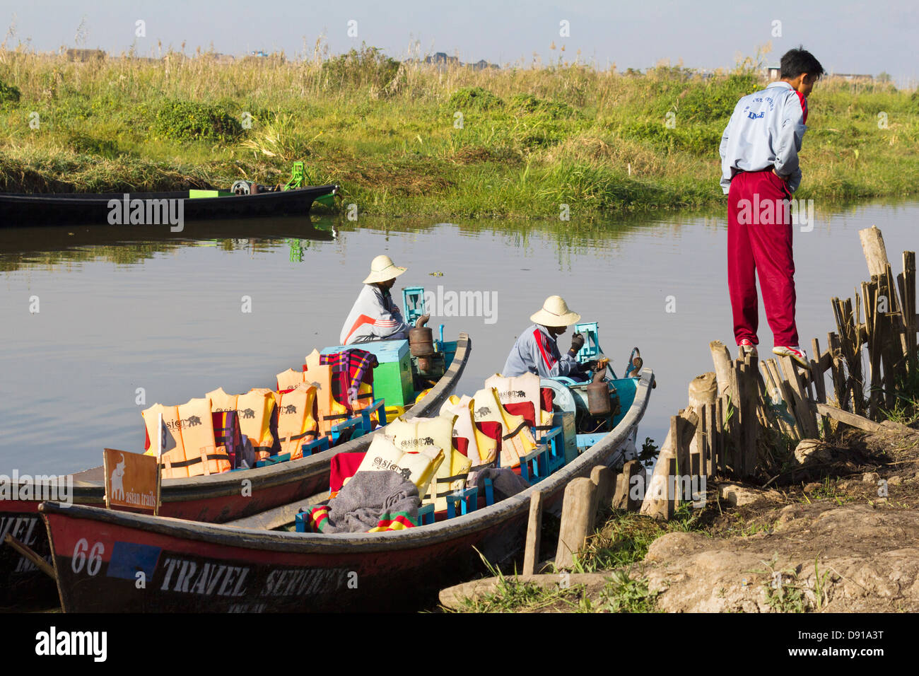 Tourisme bateaux amarrés près du lac Inle, Myanmar Banque D'Images