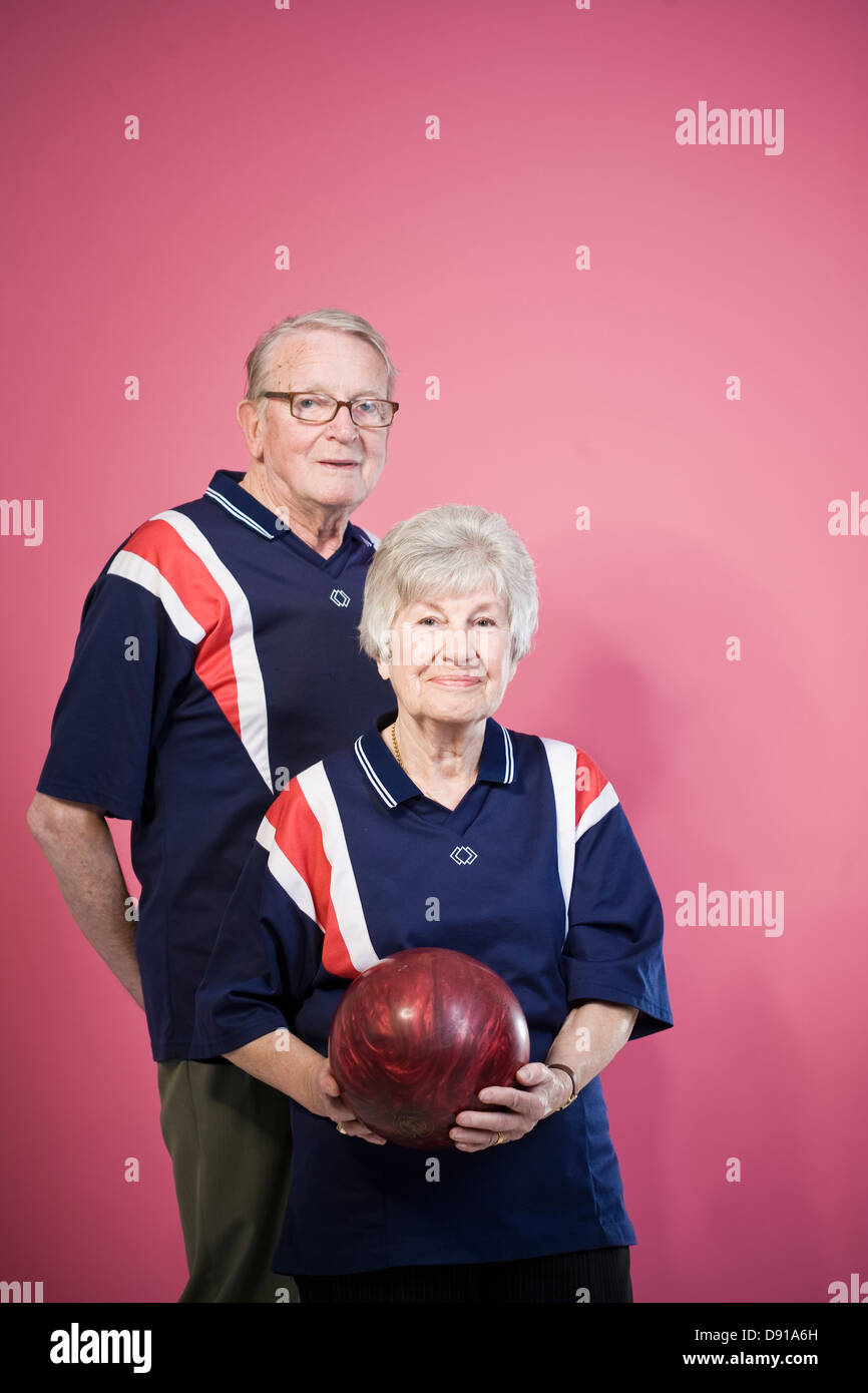 Couple de personnes âgées au bowling. Banque D'Images