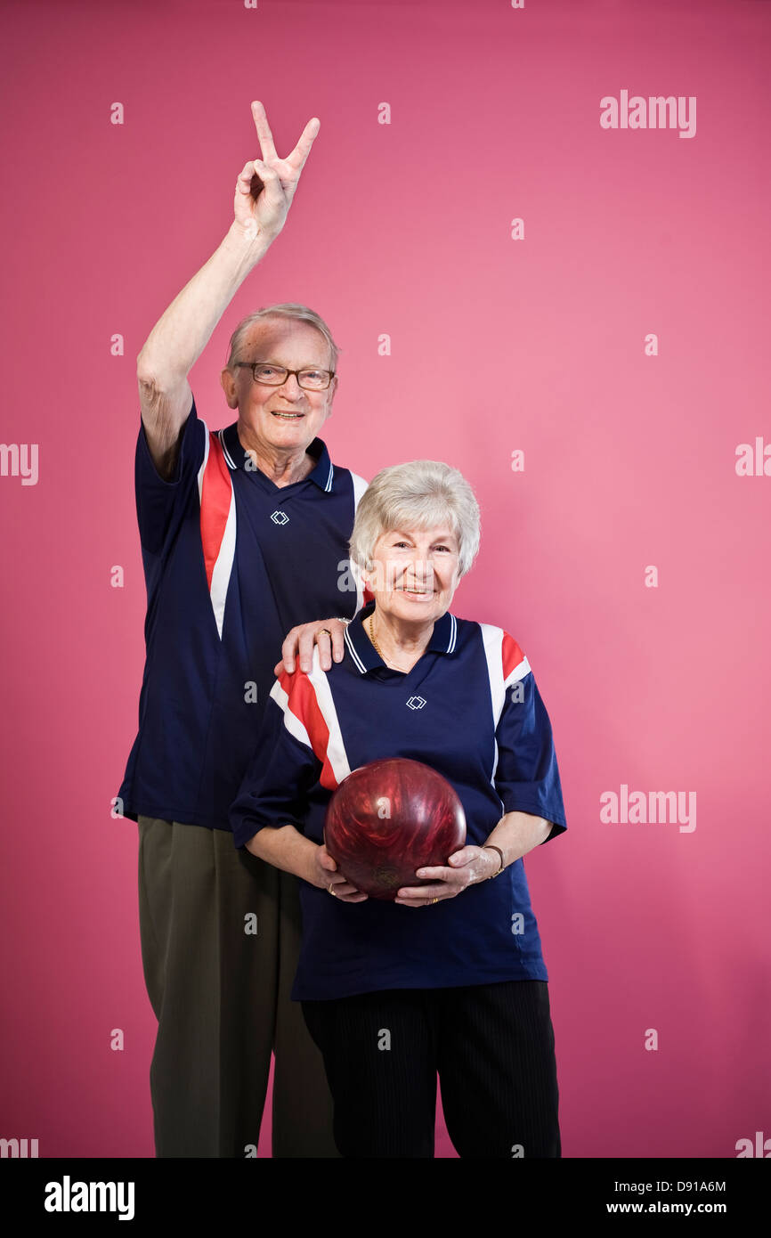 Couple de personnes âgées au bowling. Banque D'Images