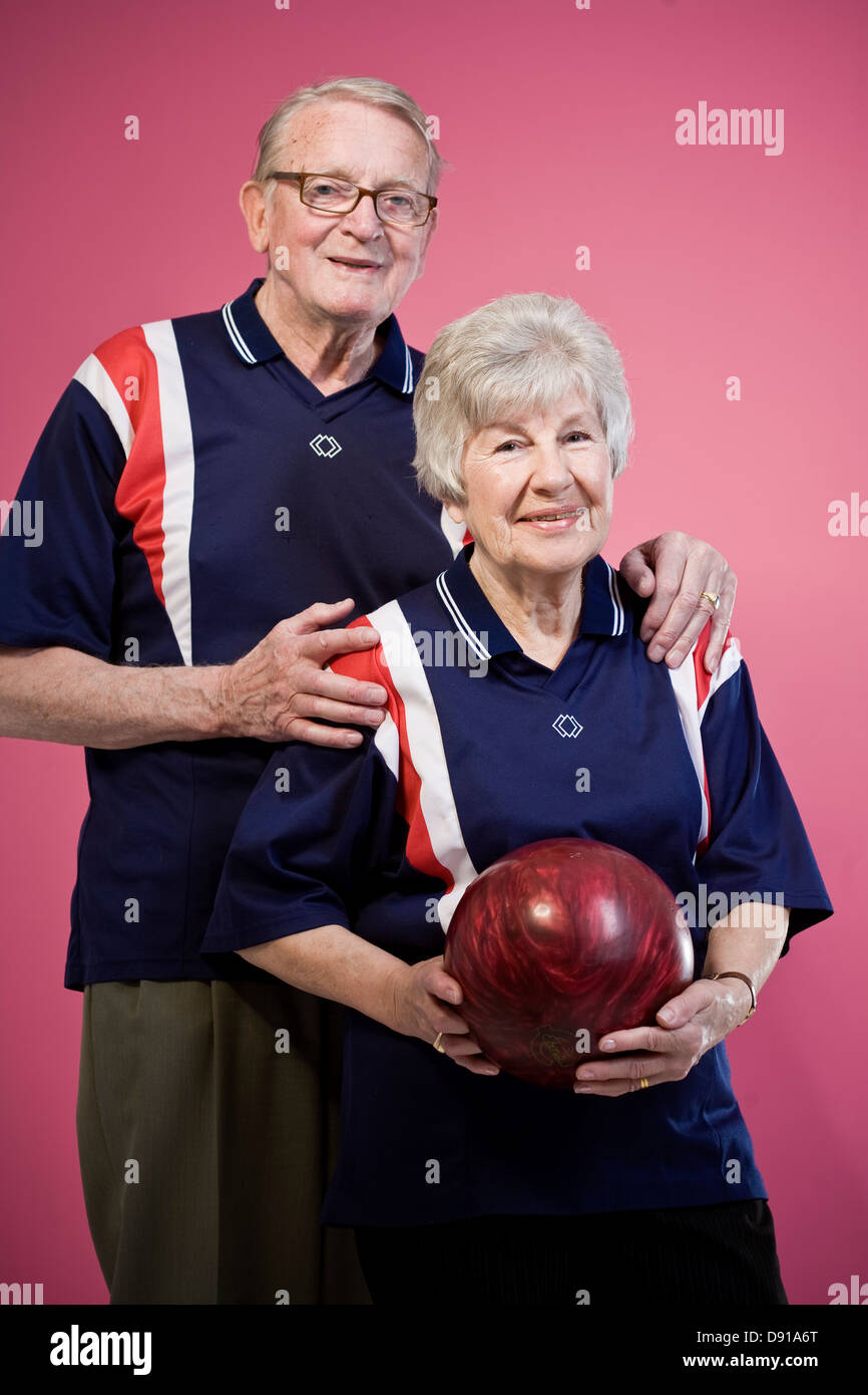 Couple de personnes âgées au bowling. Banque D'Images
