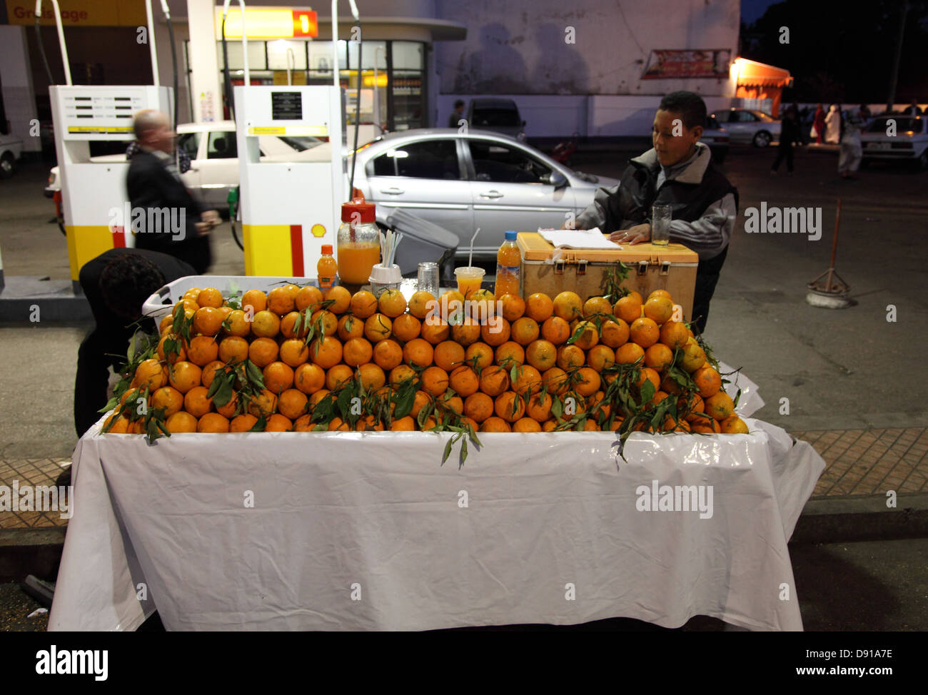 Jus d'orange frais selller à Rabat, Maroc Banque D'Images