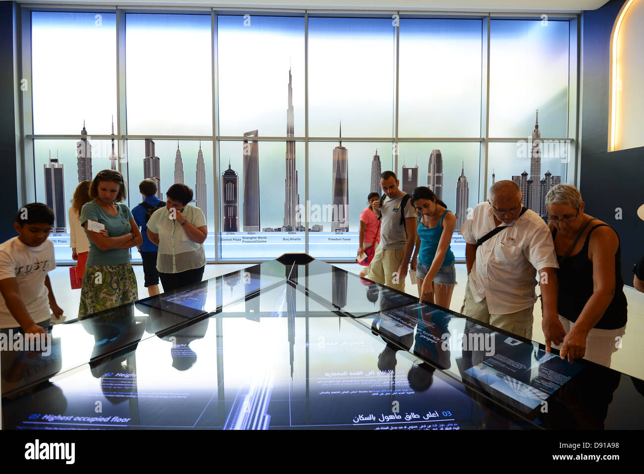 La construction de gratte-ciel Burj Khalifa, attendre les touristes pour aller en haut de la tour Burj Khalifa, Dubai, Émirats Arabes Unis Banque D'Images