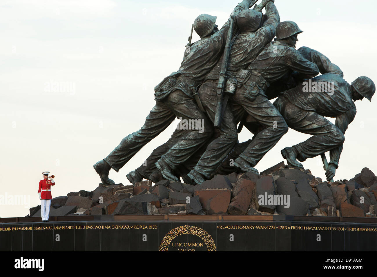 Une garde d'honneur de l'US Marine joue au cours d'une Parade de robinets Coucher du soleil à la Marine Corps War Memorial Le 4 juin 2013 à Arlington, VA. Banque D'Images