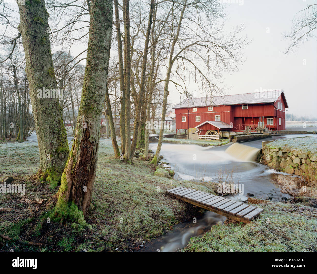 Un vieux moulin par une petite rivière, la Suède. Banque D'Images