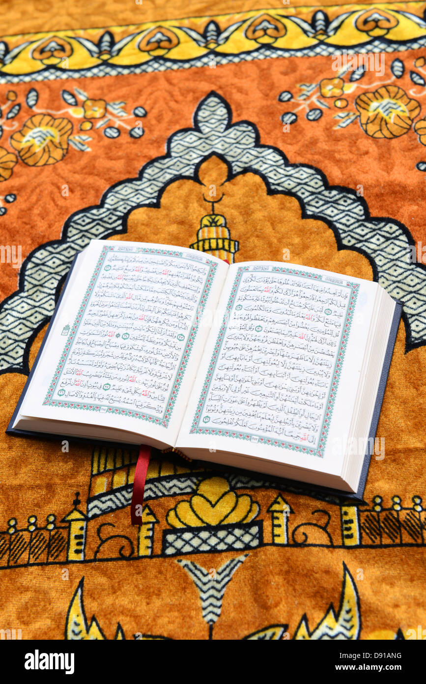 Coran, Coran, Coran, livre saint Coran Coran, texte religieux, la littérature islamique Coran sur un tapis de prière Banque D'Images