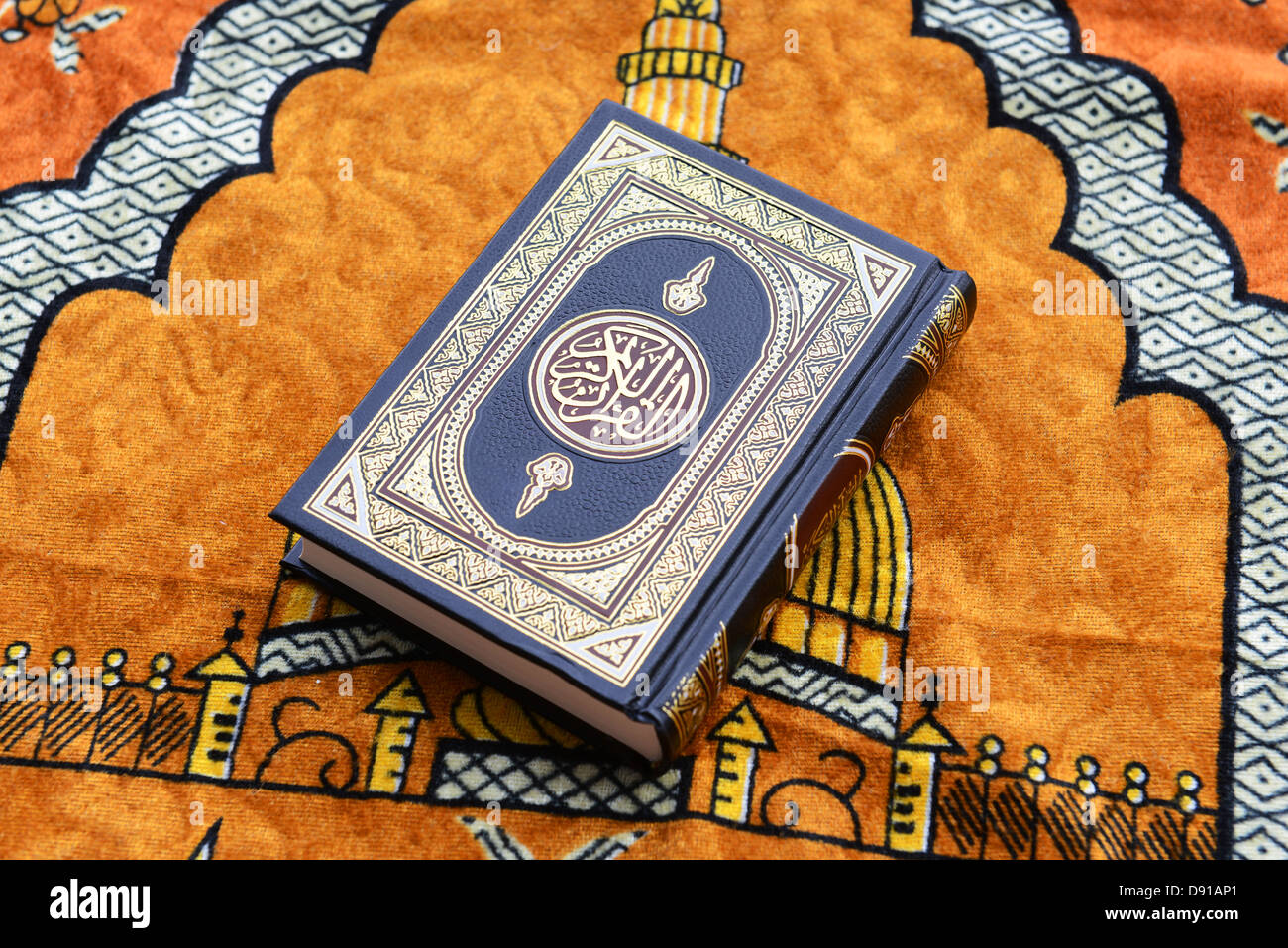 Quran book Banque de photographies et d’images à haute résolution - Alamy