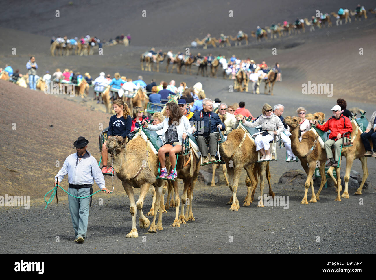 Lanzarote, promenades en chameau, des touristes profitant du chameau à Lanzarote, Îles Canaries Banque D'Images