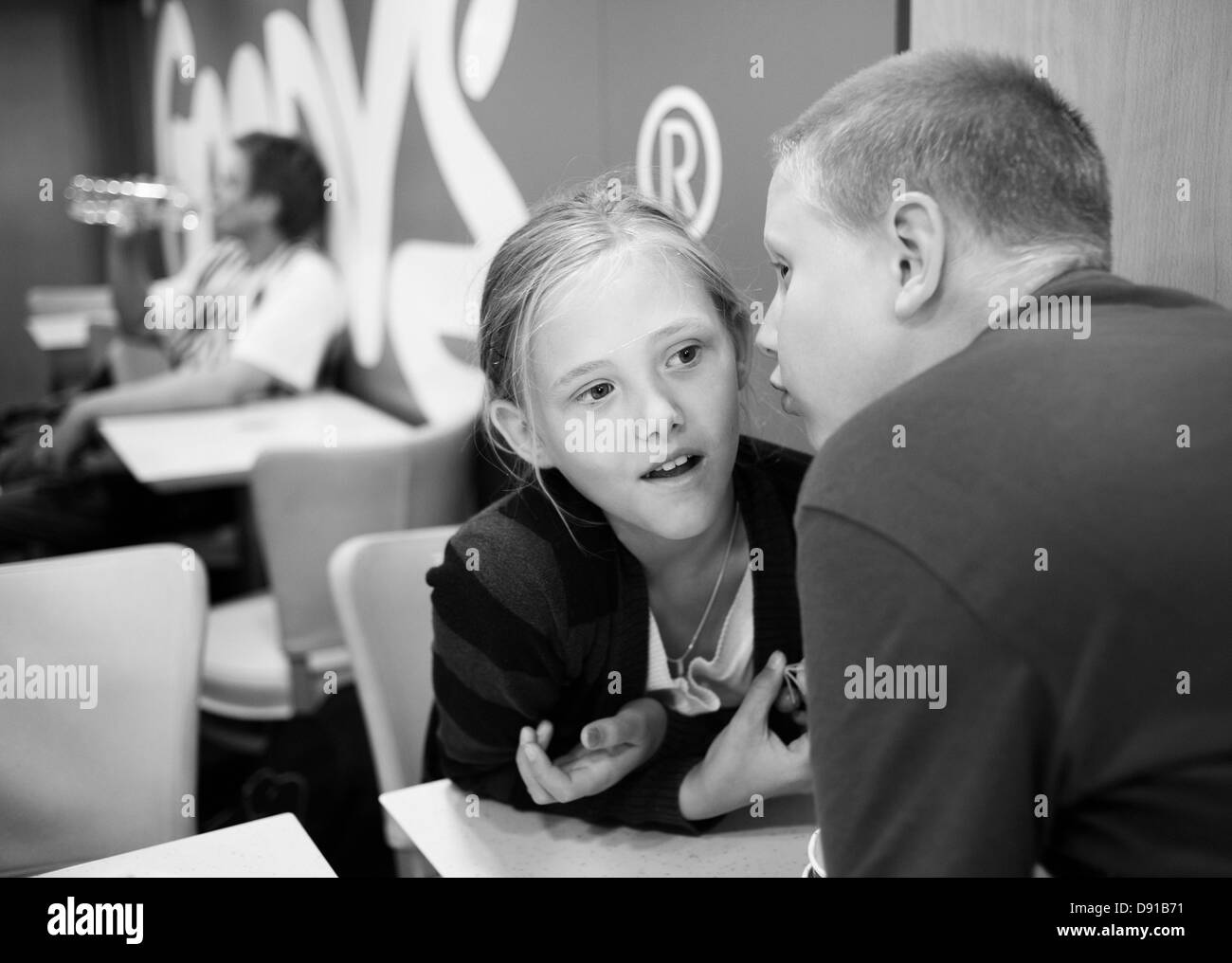Boy and girl whispering, Grèce. Banque D'Images