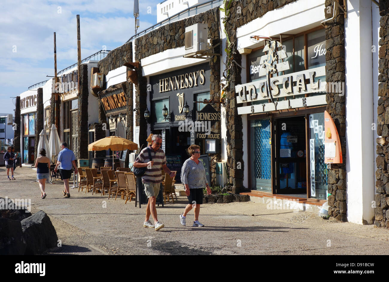 Des boutiques et des cafés en bord de mer par la plage de Playa de las Cucharas, Costa Teguise, Lanzarote, Îles Canaries Banque D'Images