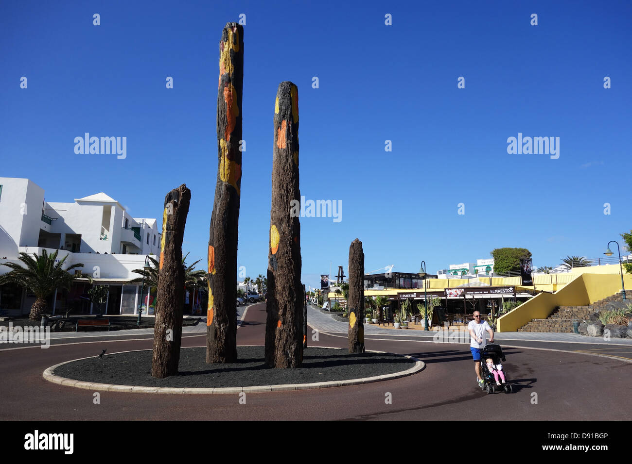 Des boutiques et des cafés en bord de mer par la plage de Playa de las Cucharas, Costa Teguise, Lanzarote, Îles Canaries Banque D'Images