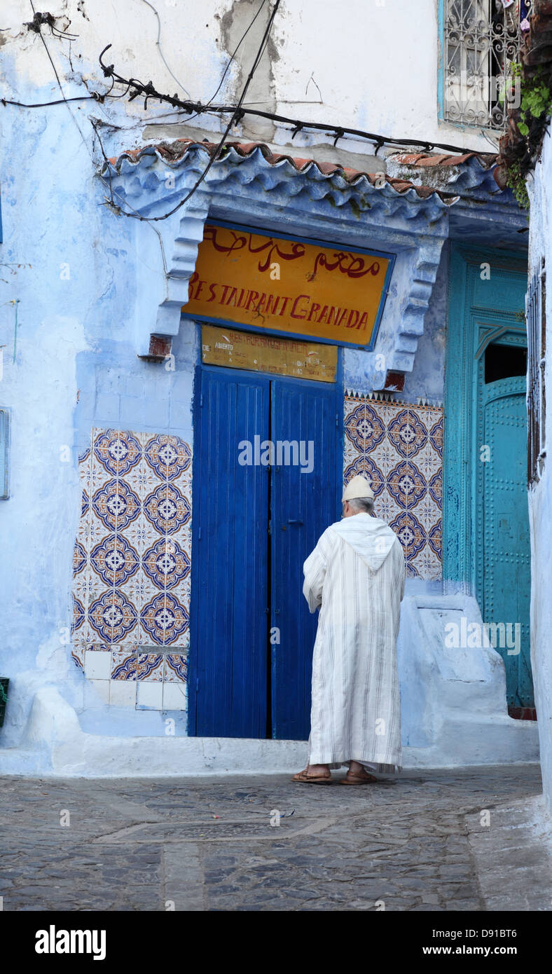 Street dans la médina de Chefchaouen, Maroc Banque D'Images