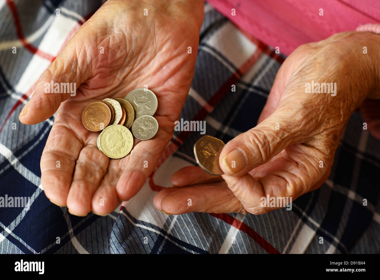 L'argent, des pièces de monnaie dans les mains d'une femme âgée, Close up de l'argent dans des mains de femme plus âgée Banque D'Images