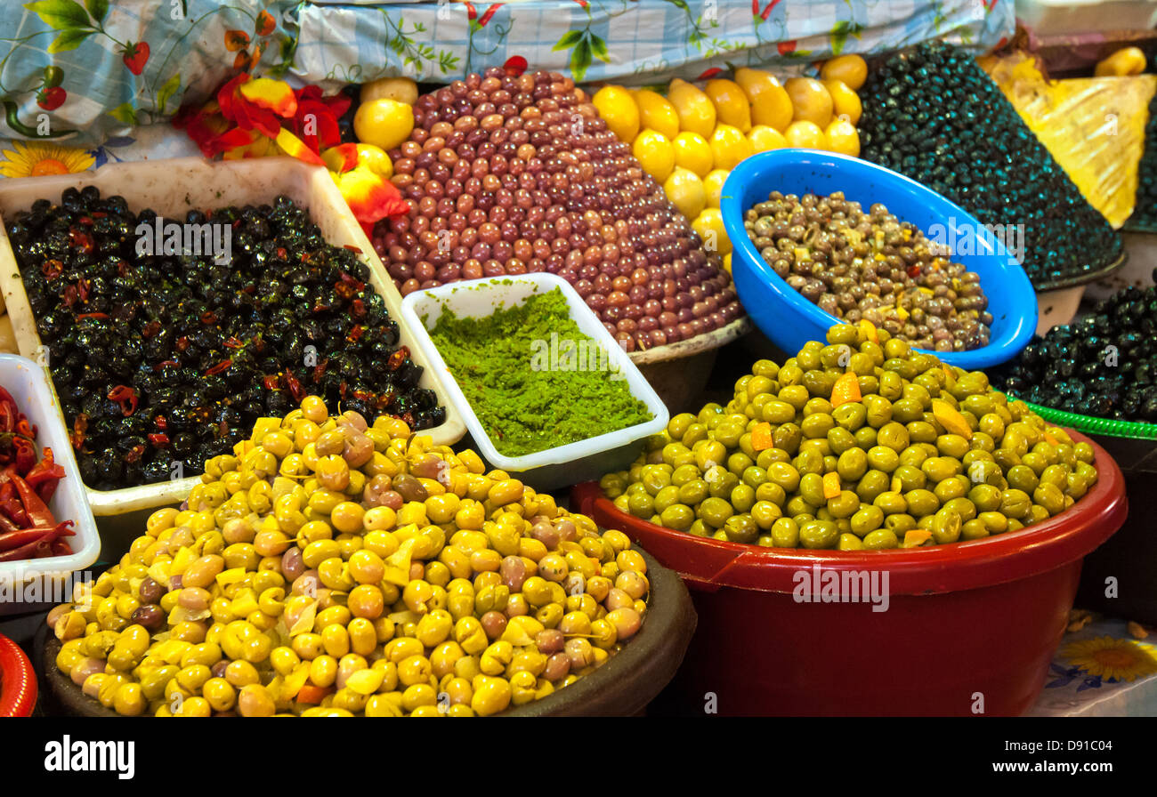Les olives et les citrons confits au marché marocain Banque D'Images