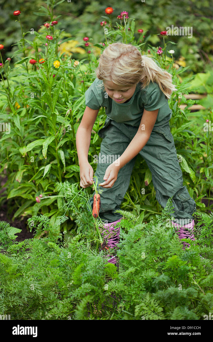 Fille dans un jardin, la Suède. Banque D'Images