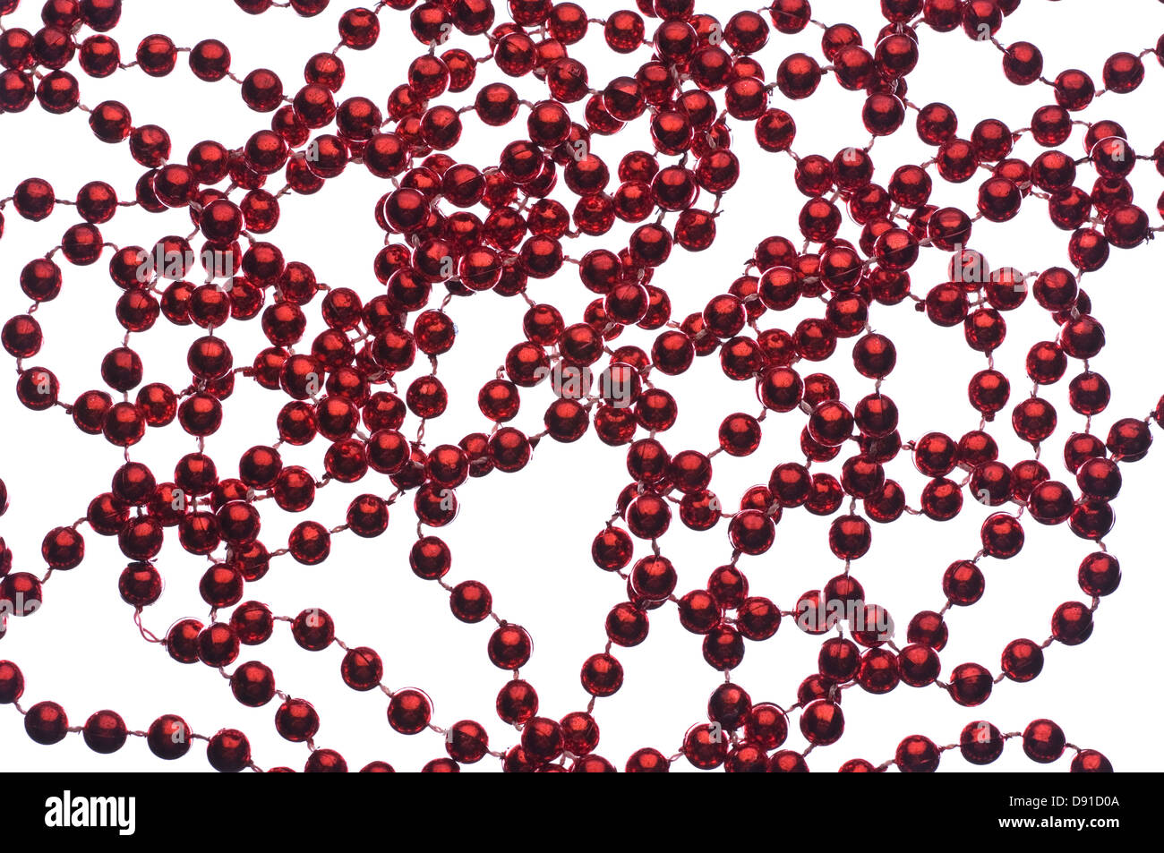 Perles rouges contre fond blanc Banque D'Images