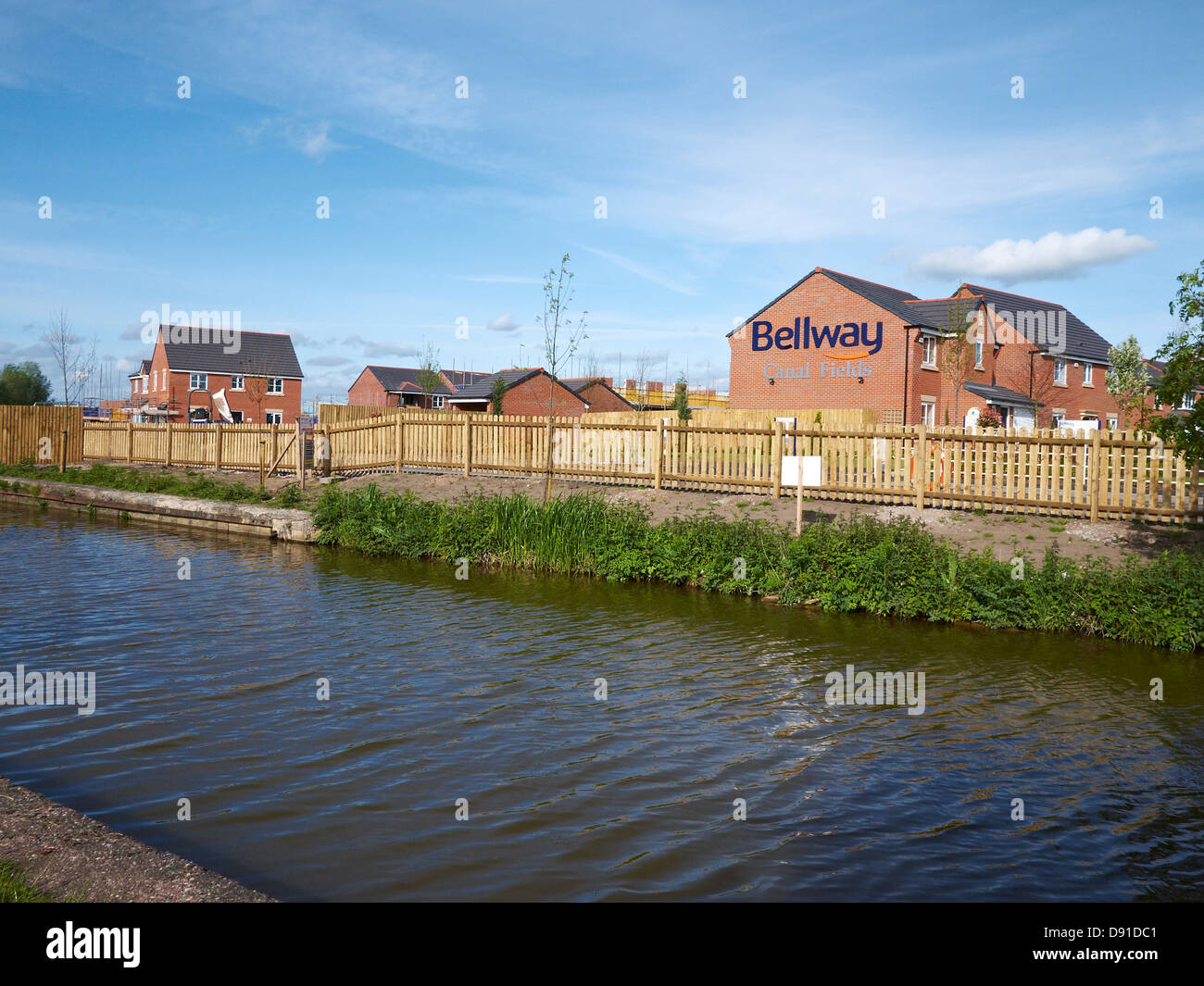 Maisons modèles Bellway à Canal les champs en Sandbach Cheshire UK Banque D'Images