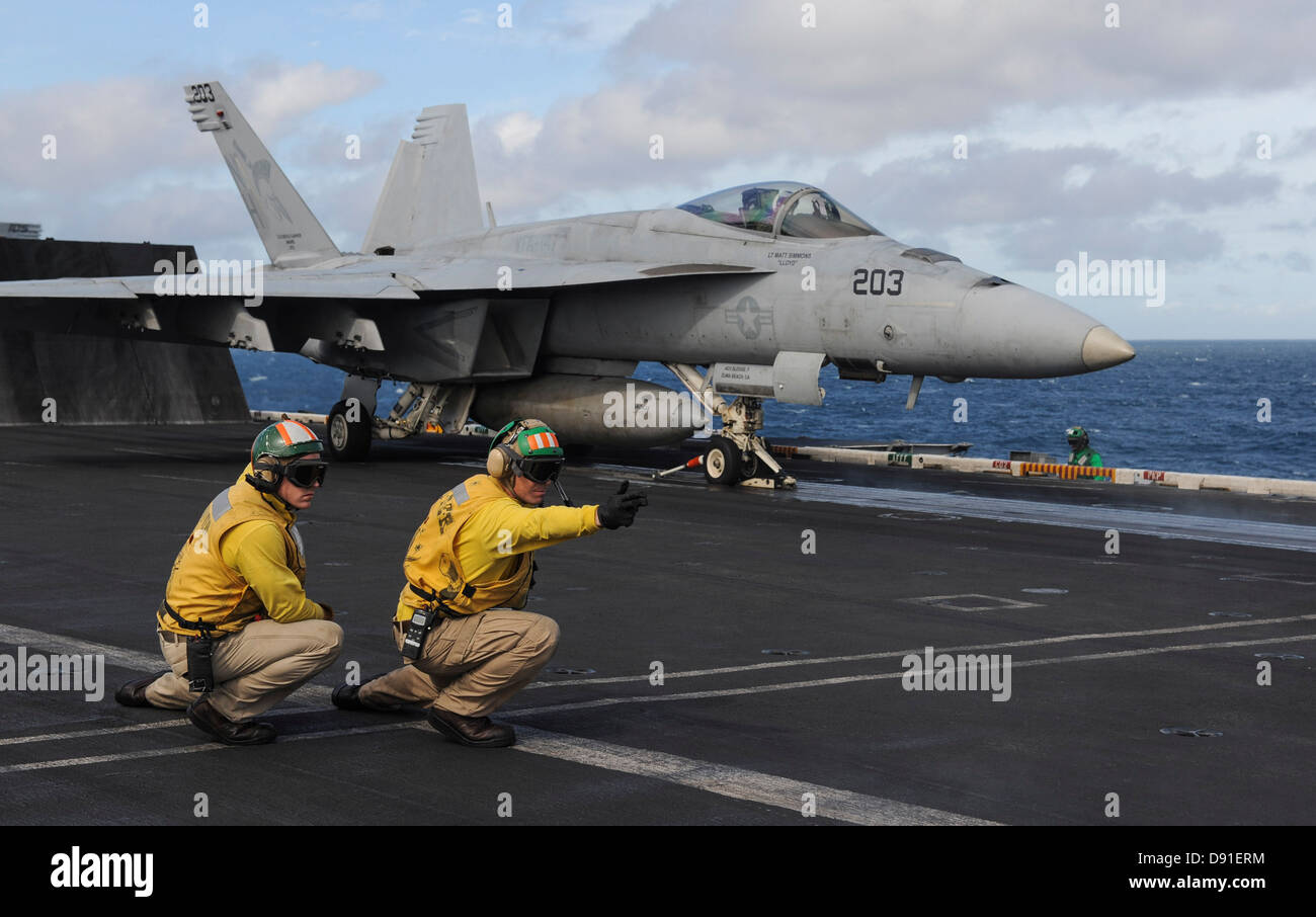 F/A-18E Super Hornet lance depuis la cabine de pilotage du porte-avions USS Nimitz Banque D'Images